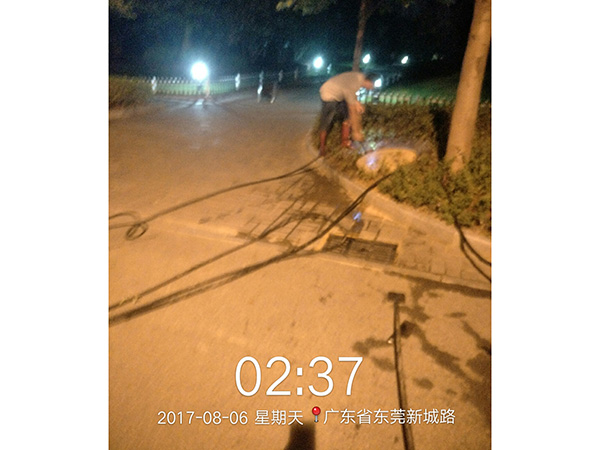 高压车疏通下水道