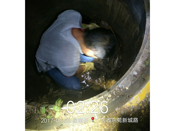 疏通下水道
