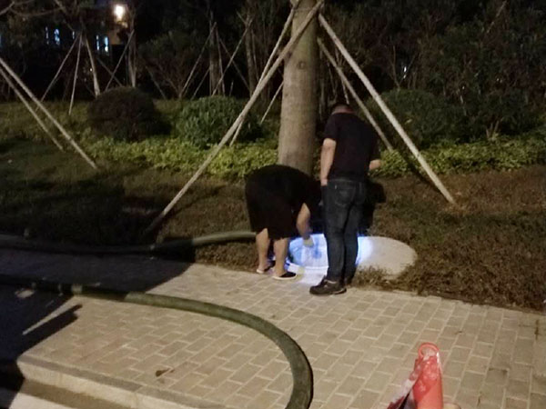 东莞新路工人清理粪池