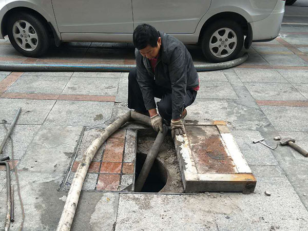 清理化粪池