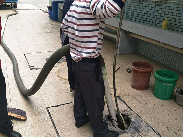 清理化粪池