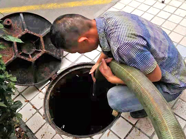 清理化粪池