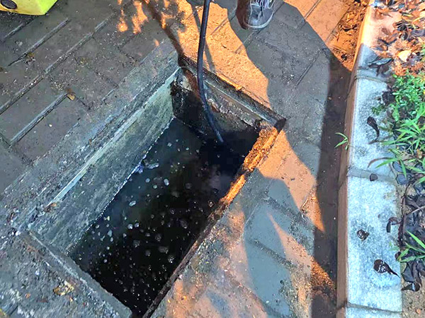横沥清理污水池